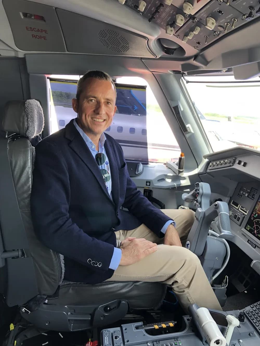 Lars Holling im Cockpit einer Embraer Lineage 1000 auf der EBACE in Genf