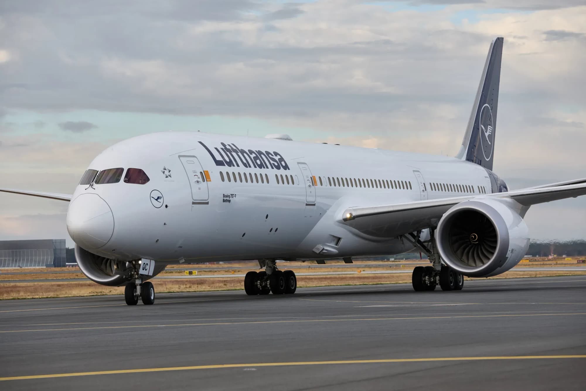 Boeing 787-9 der Lufthansa auf dem Rollweg in Frankfurt