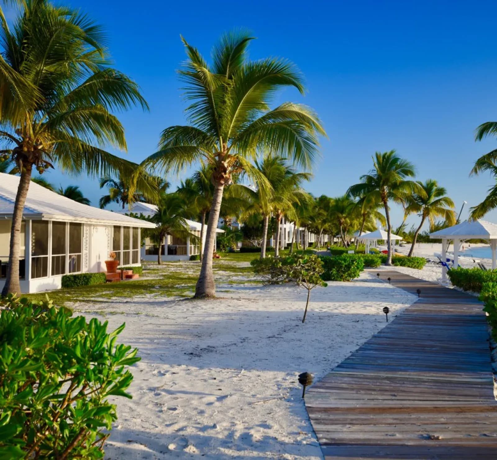 Cape Santa Maria – Bungalows zwischen Palmen hinter dem Strand