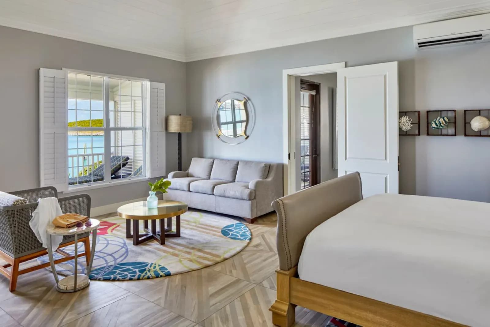 French Leave Resort – heller Wohn- und Schlafraum einer Villa