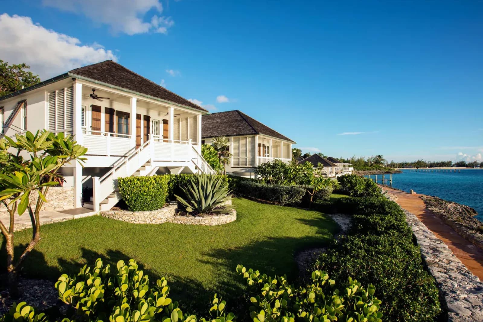 Villen mit Veranda an der Küste des French Leave Resort auf Eleuthera