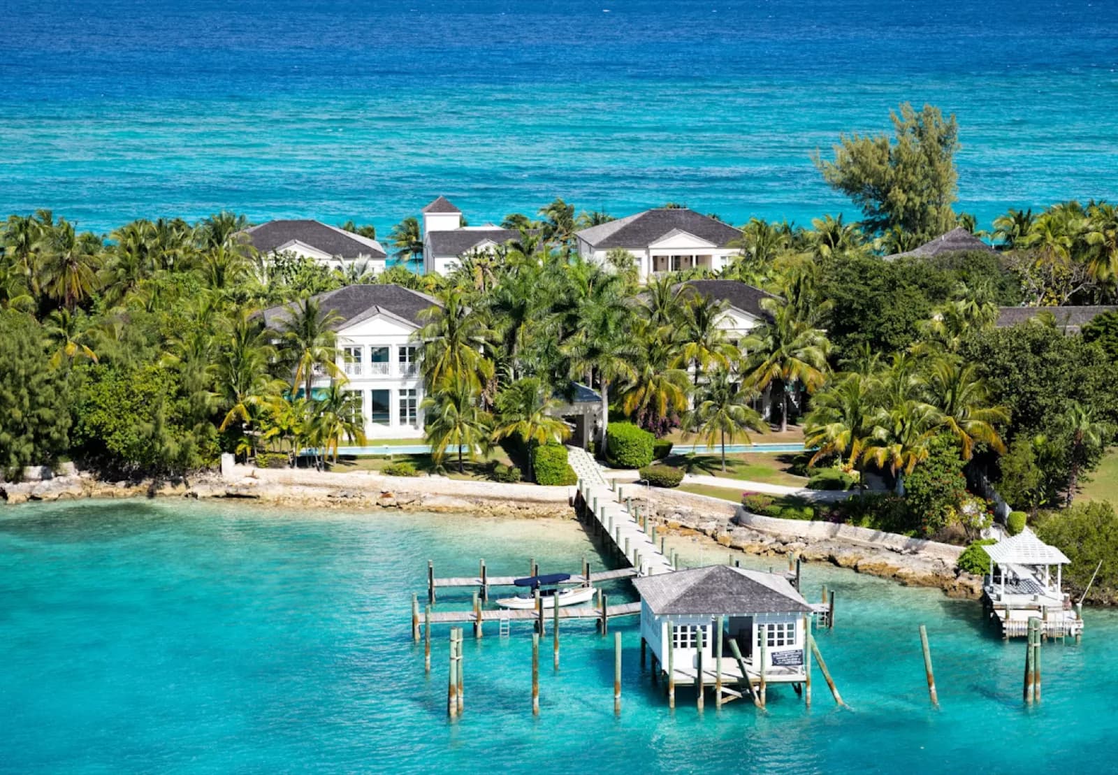 Governor's Harbour auf Eleuthera mit Steg und Häusern am Wasser