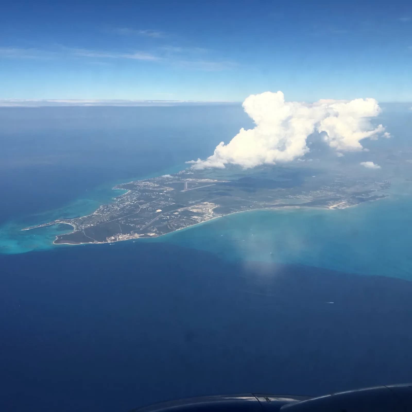 Eine Bahamas-Insel mit Wolkenturm, vom Anflug aus gesehen