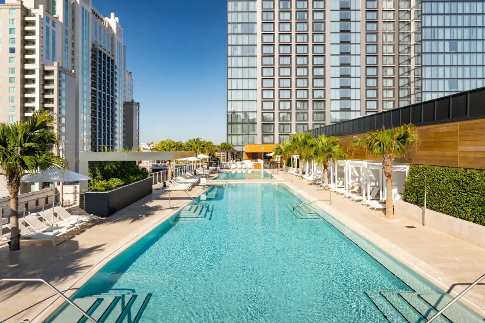 Der Pool des JW Marriott Tampa Water Street zwischen den Hochhäusern
