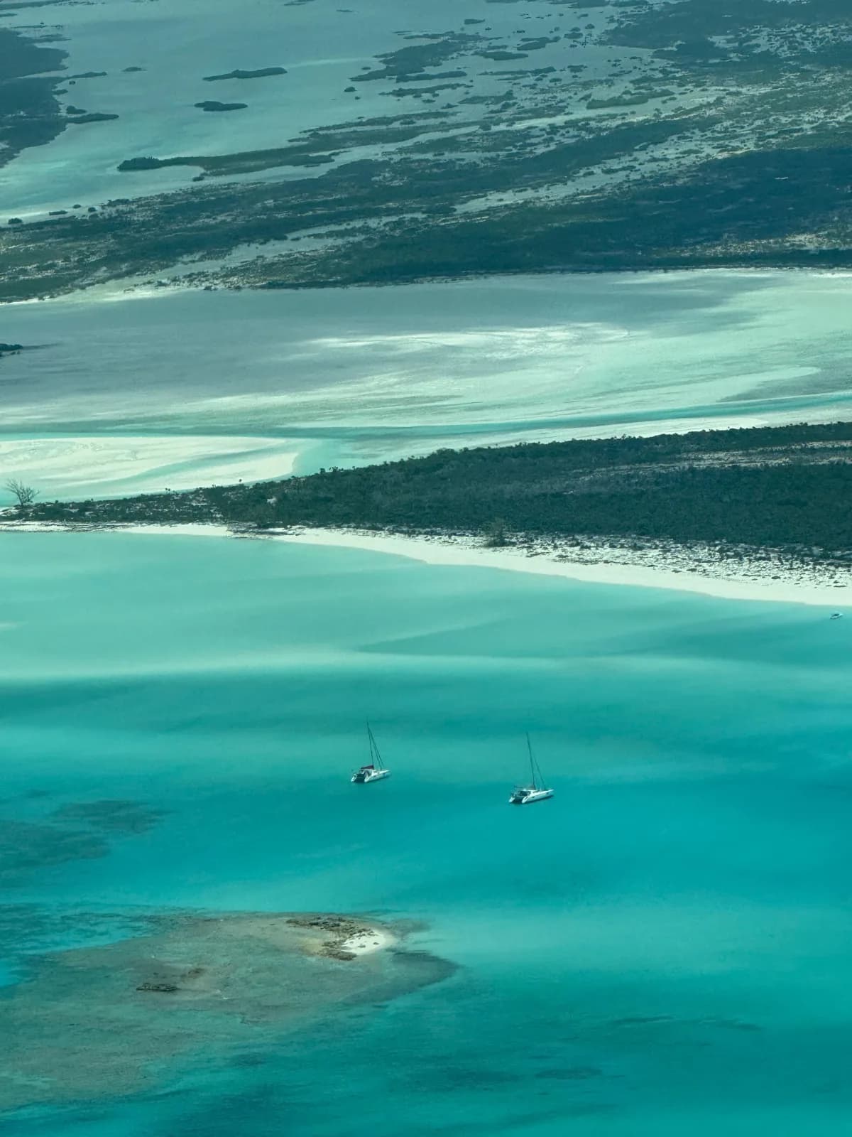 Zwei Katamarane vor einer Sandbank in den Bahamas