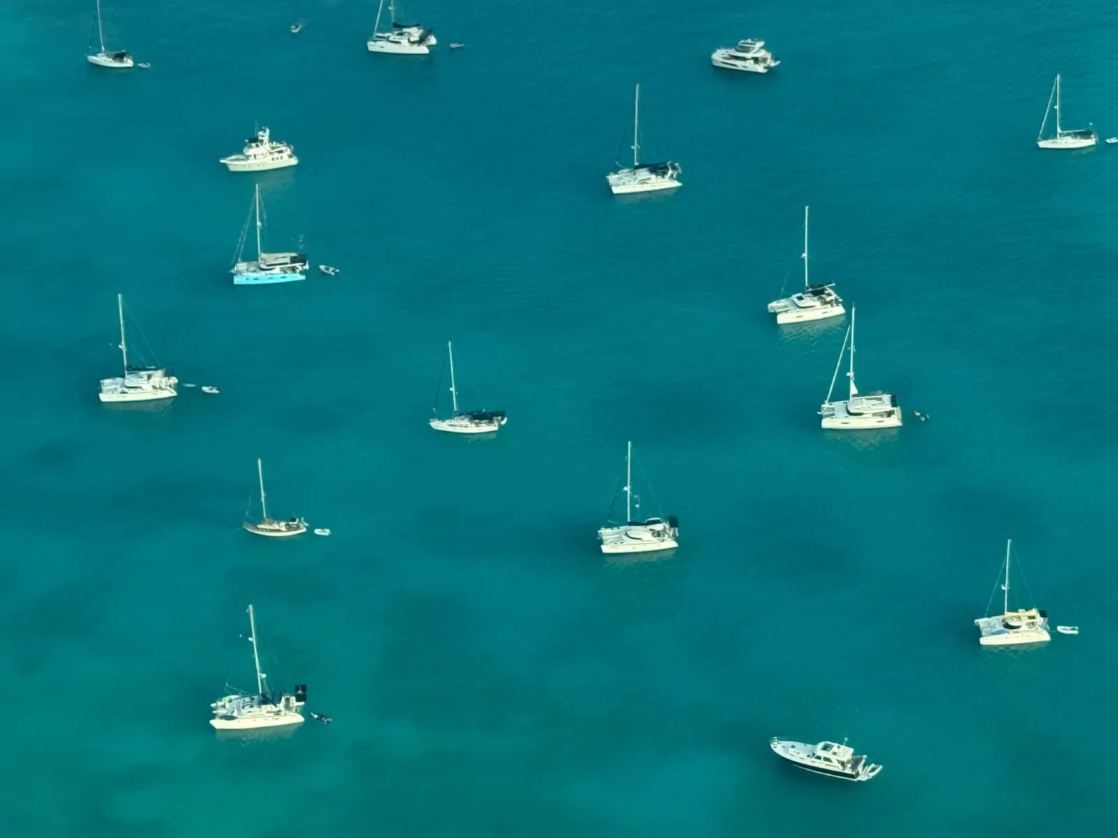Segelboote und Katamarane im flachen Wasser der Exumas