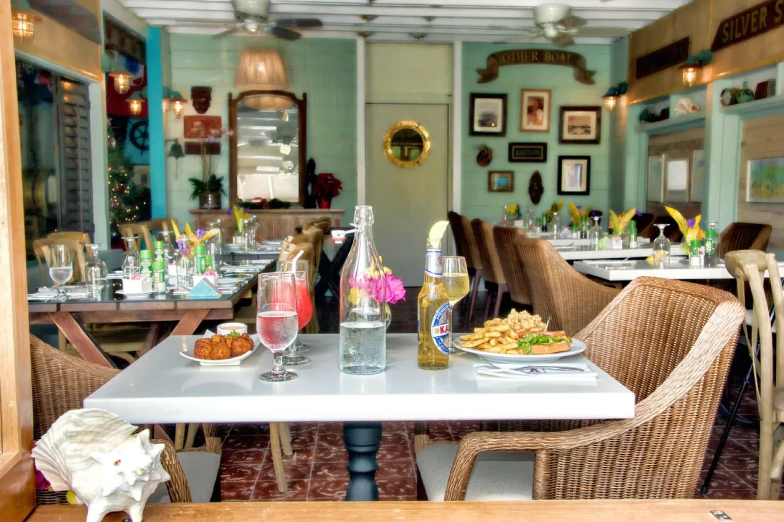 Staniel Cay Yacht Club – Restaurant mit bunter Einrichtung