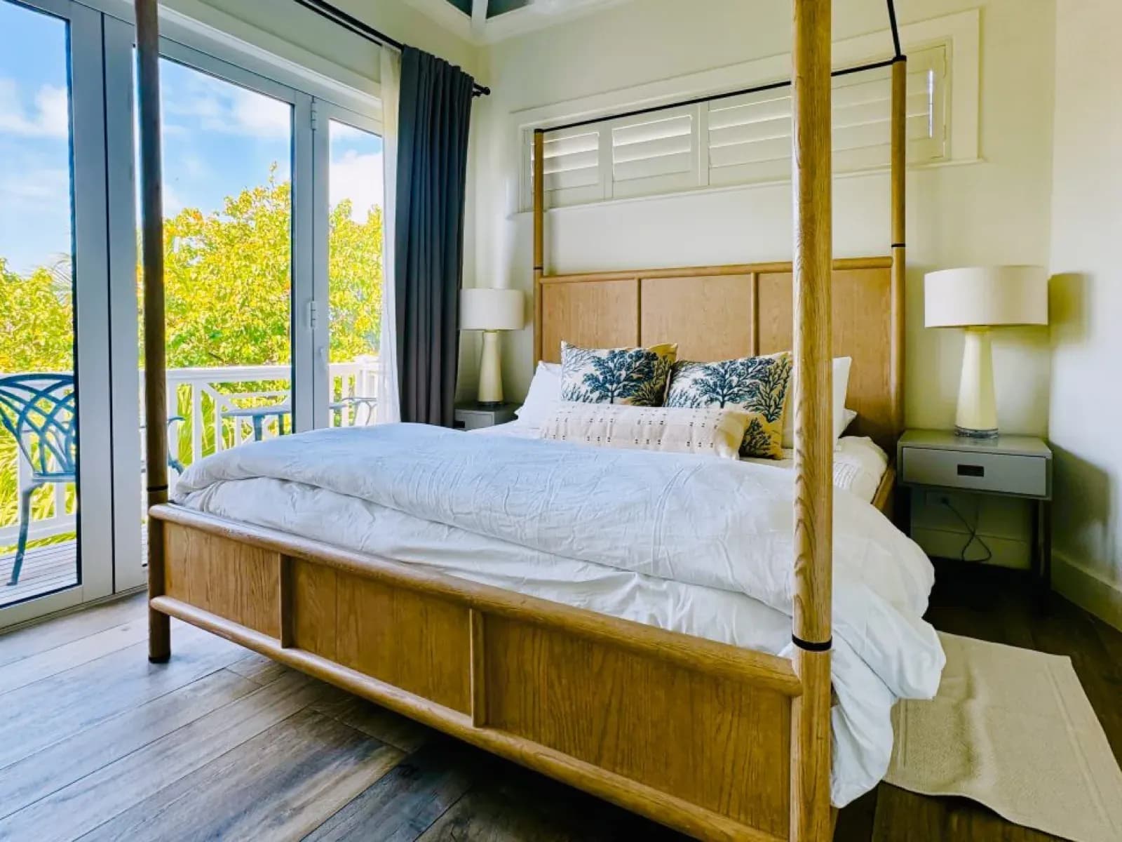 Staniel Cay Yacht Club – Zimmer mit Himmelbett und Blick auf die Veranda