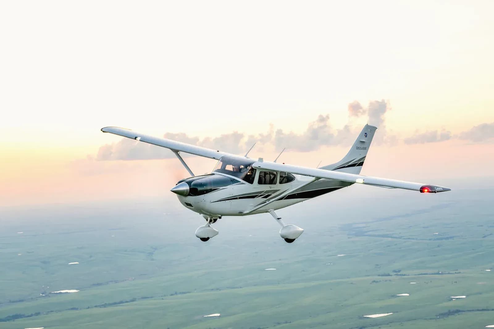 Cockpit einer Cessna 182 bei der Einweisung