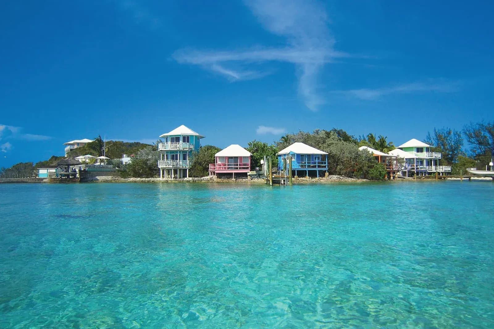 Der Staniel Cay Yacht Club mit seinen bunten Bungalows am Wasser