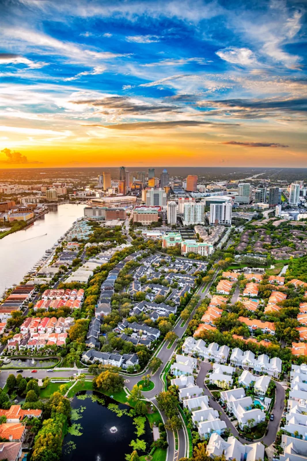 Tampa und die Bucht aus der Luft im Abendlicht