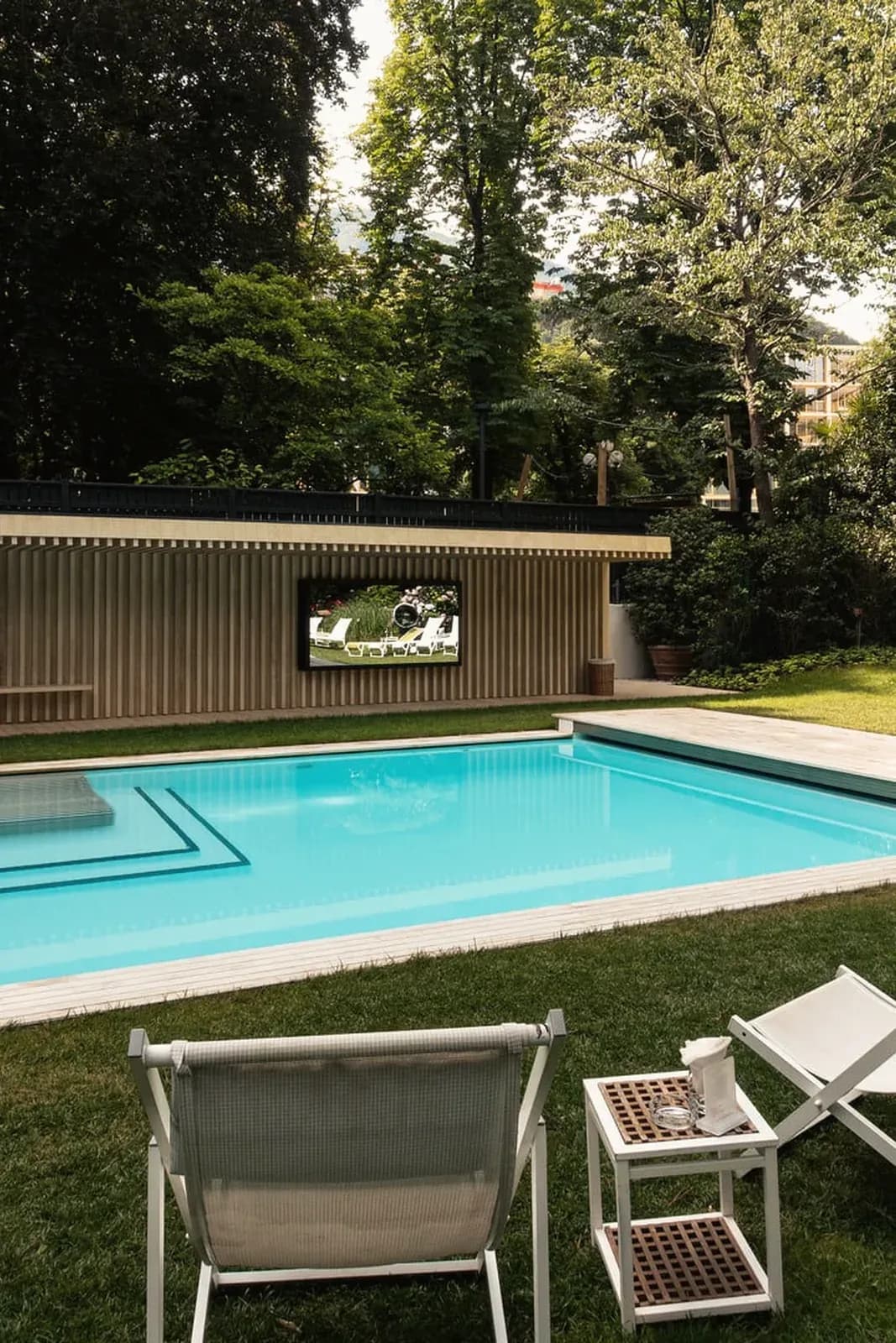 Parkhotel Laurin – Pool im Park mit Liegestühlen