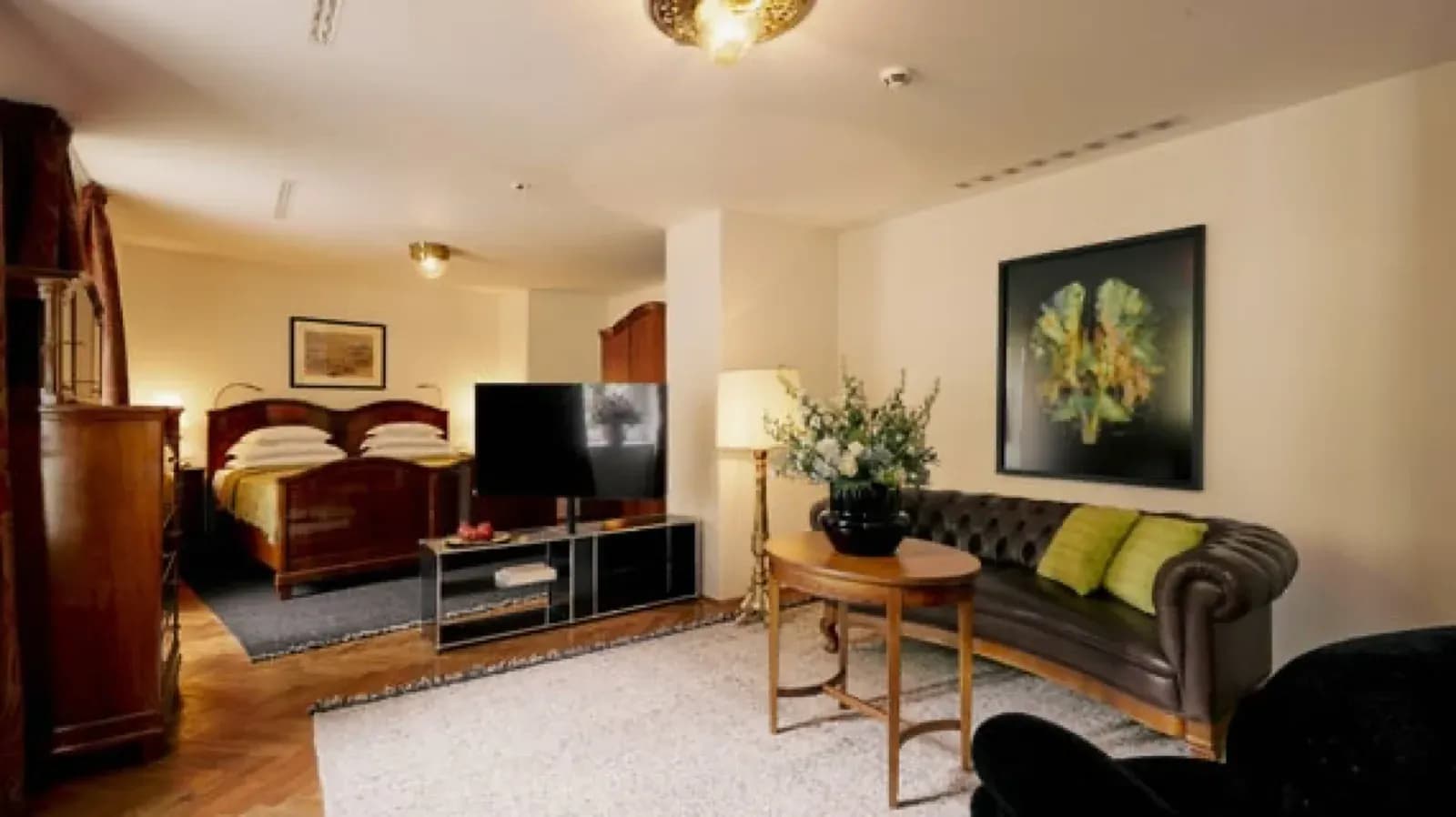 Parkhotel Laurin – Wohnbereich der Laurin Suite mit Chesterfield-Sofa