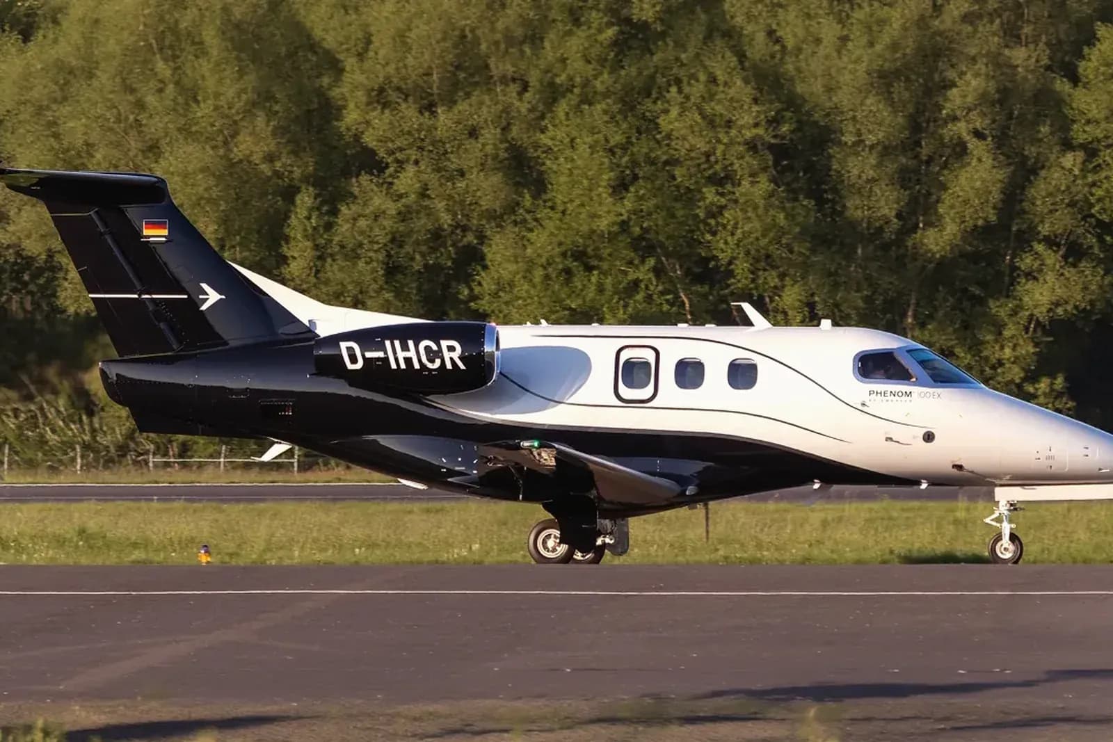 Die Embraer Phenom 100 auf dem Vorfeld vor dem Rückflug
