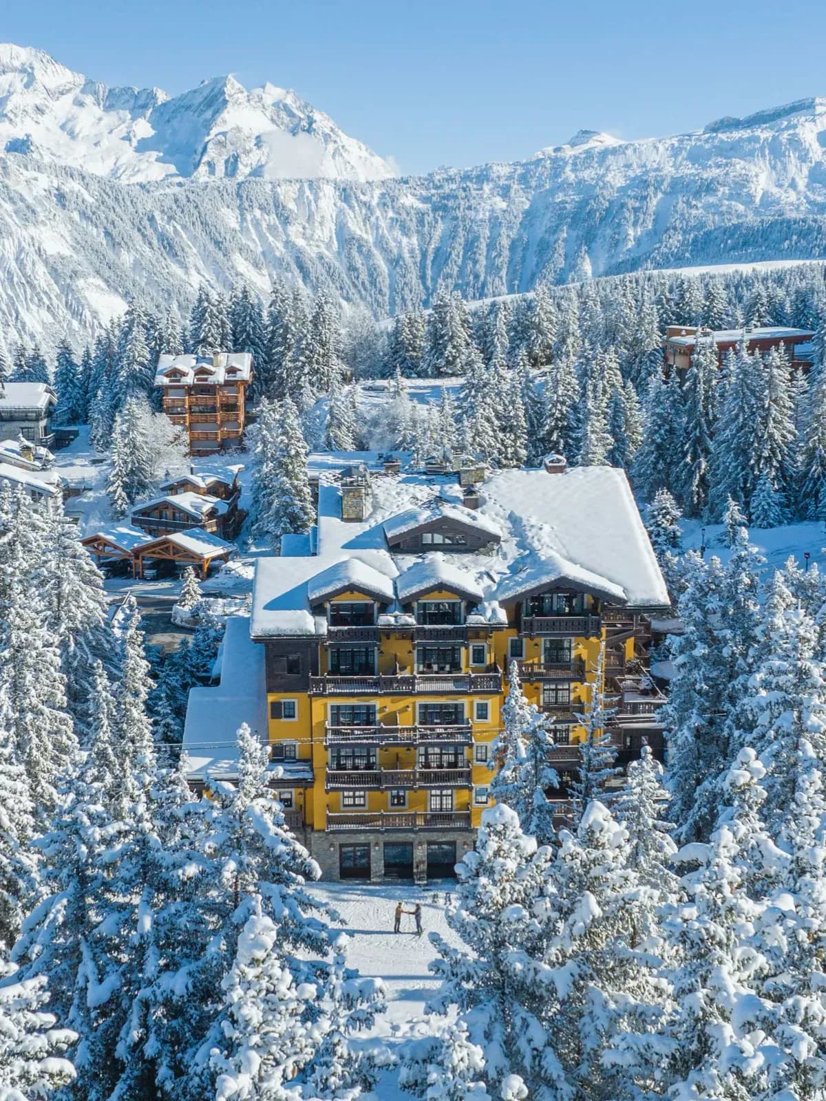 Das Cheval Blanc Courchevel im verschneiten Jardin Alpin
