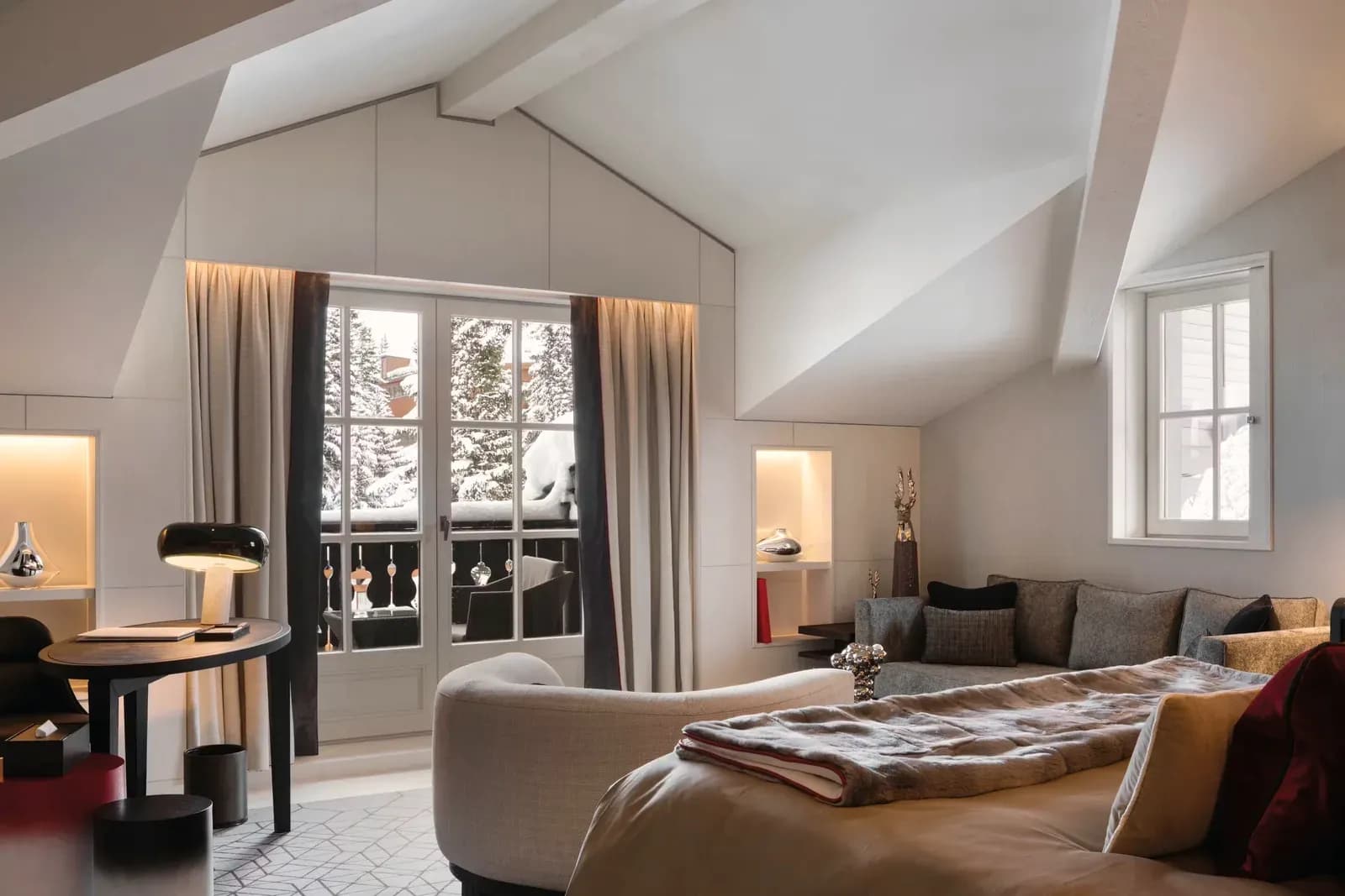 Cheval Blanc Courchevel – Wohnbereich einer Suite unter dem Dach