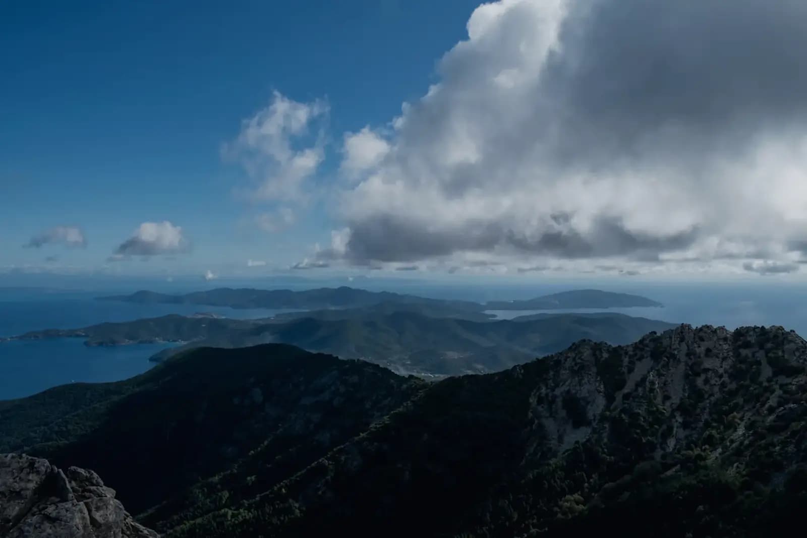 Blick vom Monte Capanne über Küste und Archipel