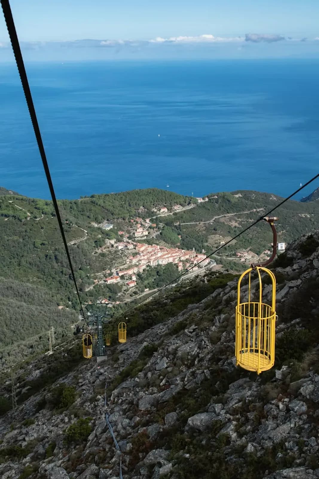 Seilbahnkörbe auf dem Weg zum Gipfel des Monte Capanne