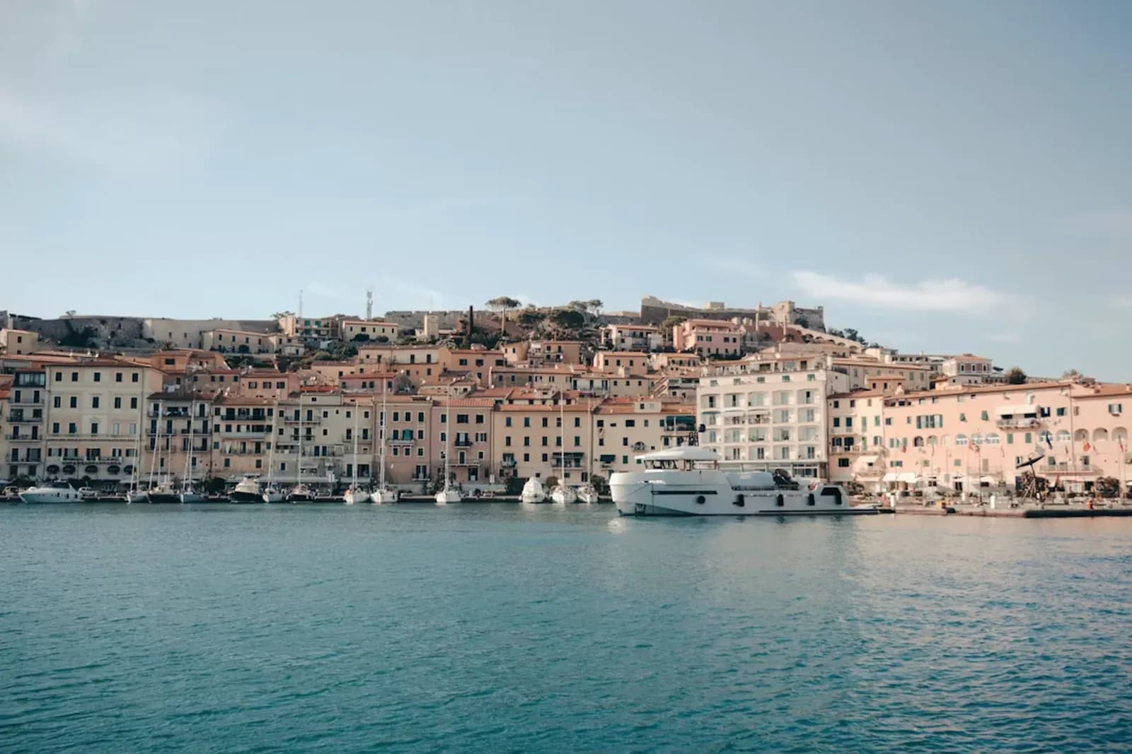 Portoferraio mit dem Hafen vom Wasser aus