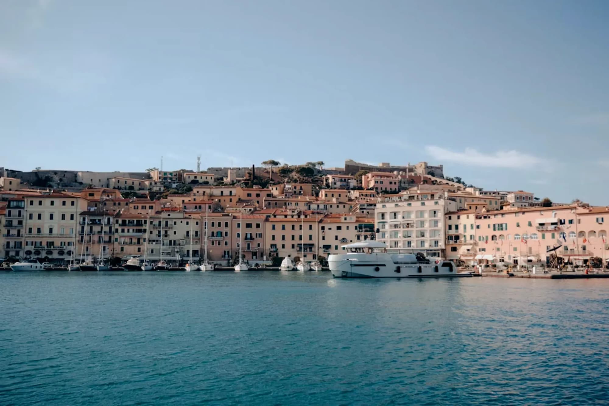 Der Hafen von Portoferraio mit den Häusern der Altstadt darüber