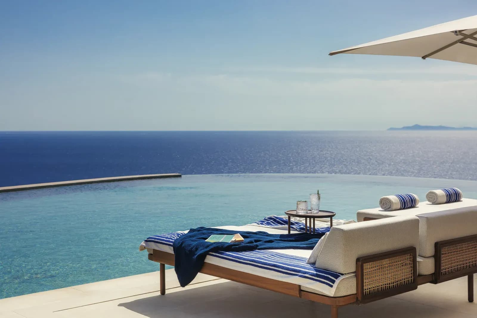 One&Only Kéa Island – Liegen am Pool über der Ägäis