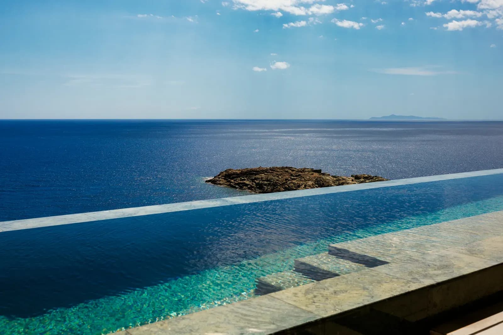 One&Only Kéa Island – Pool über der Bucht von Vroskopos