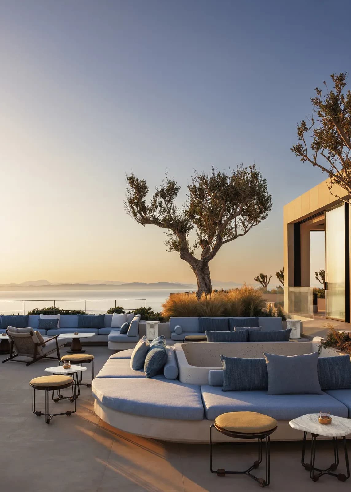 One&Only Kéa Island – Terrasse der Bar zum Sonnenuntergang