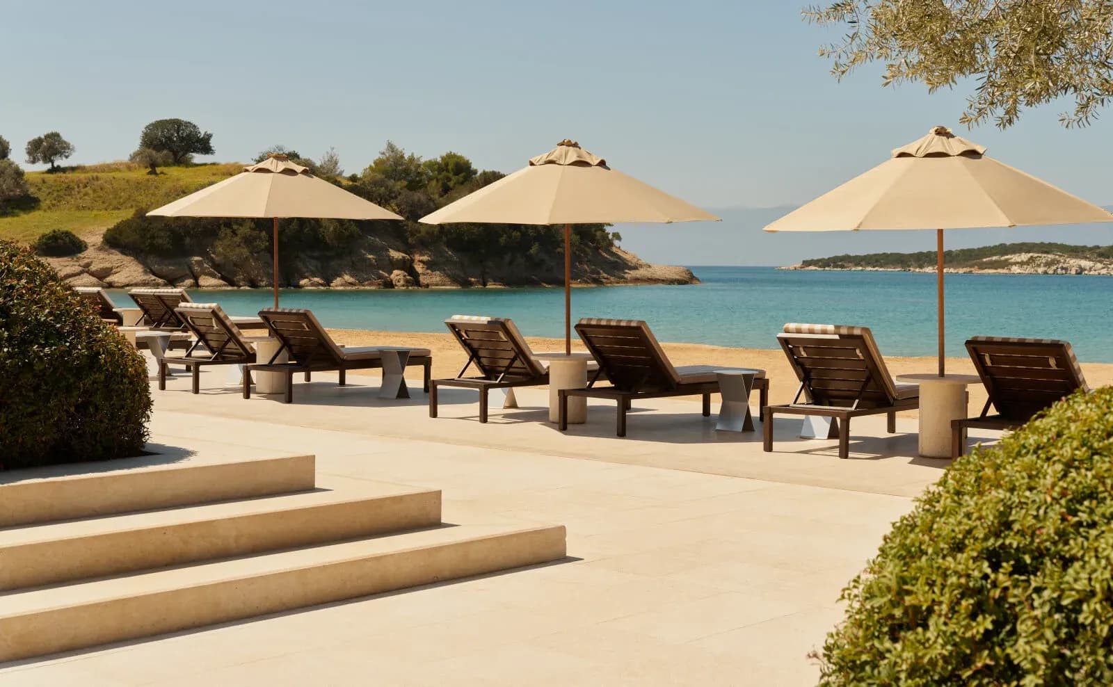 Amanzoe Resort – Beach Club in der Bucht von Korakia