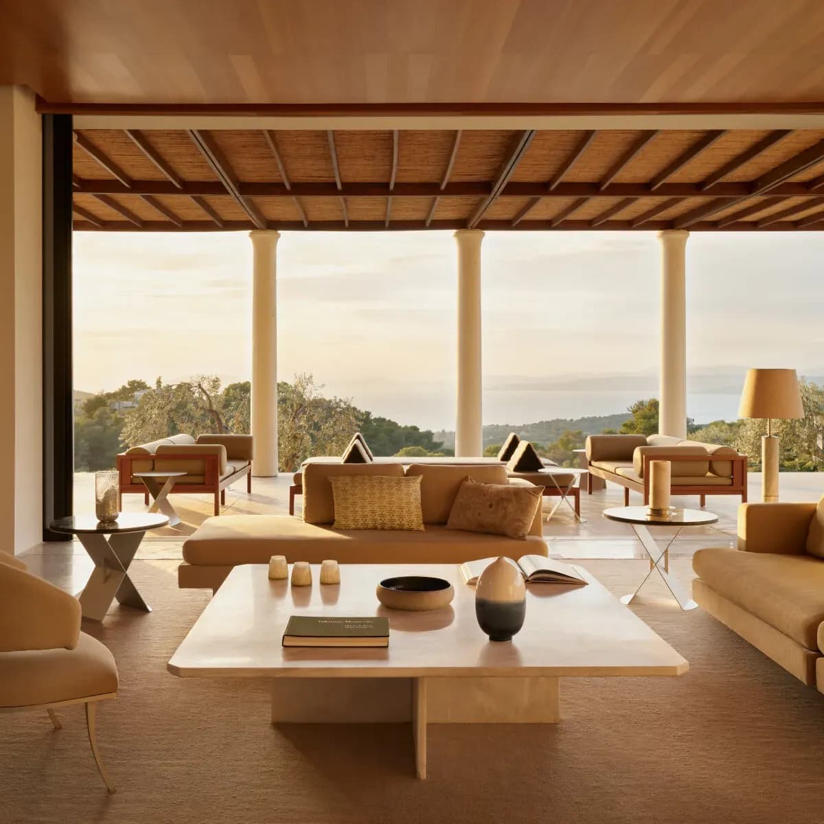 Amanzoe Resort – Lobby im Stil einer modernen Akropolis