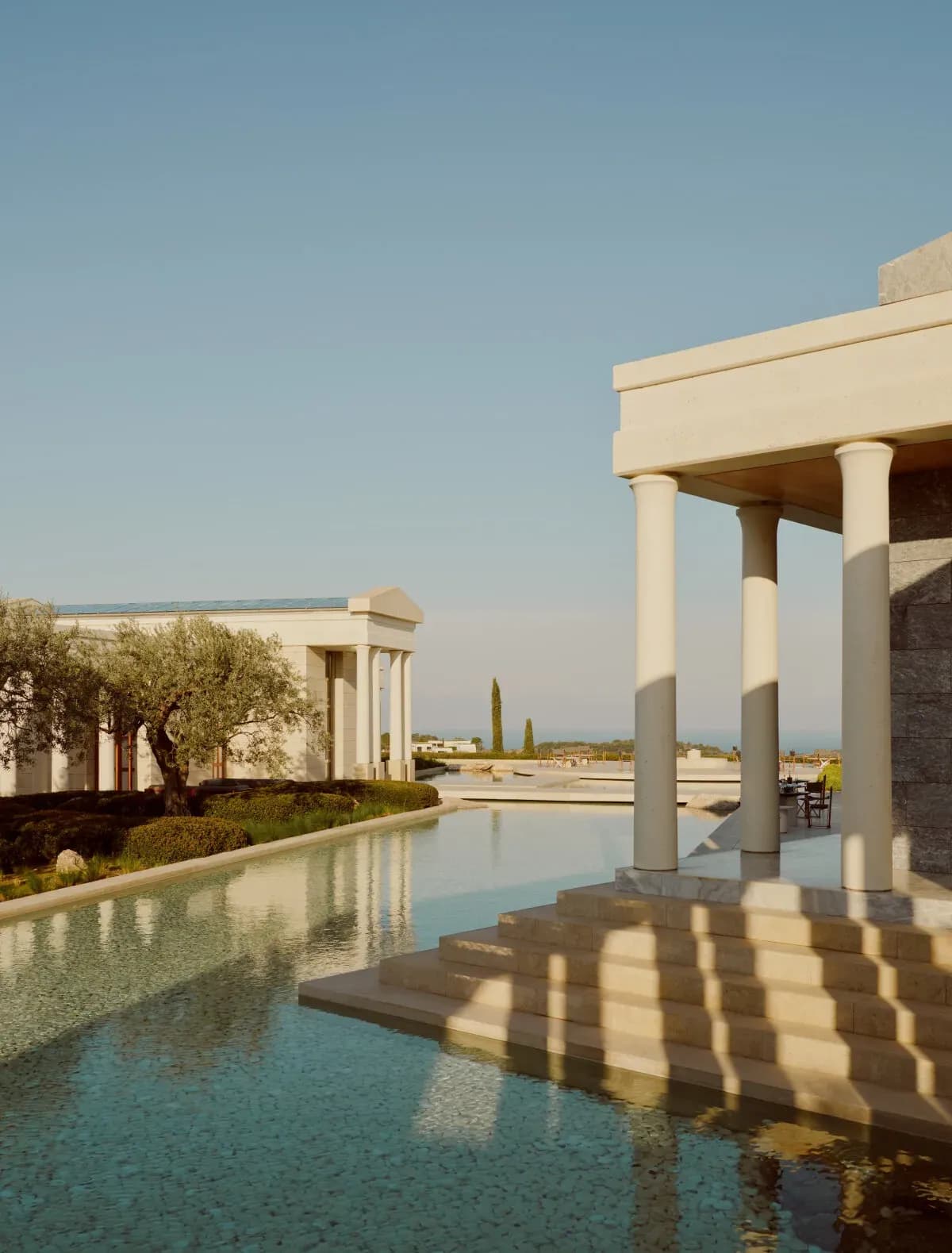 Der Pool des Amanzoe vor der Säulenarchitektur über Porto Heli