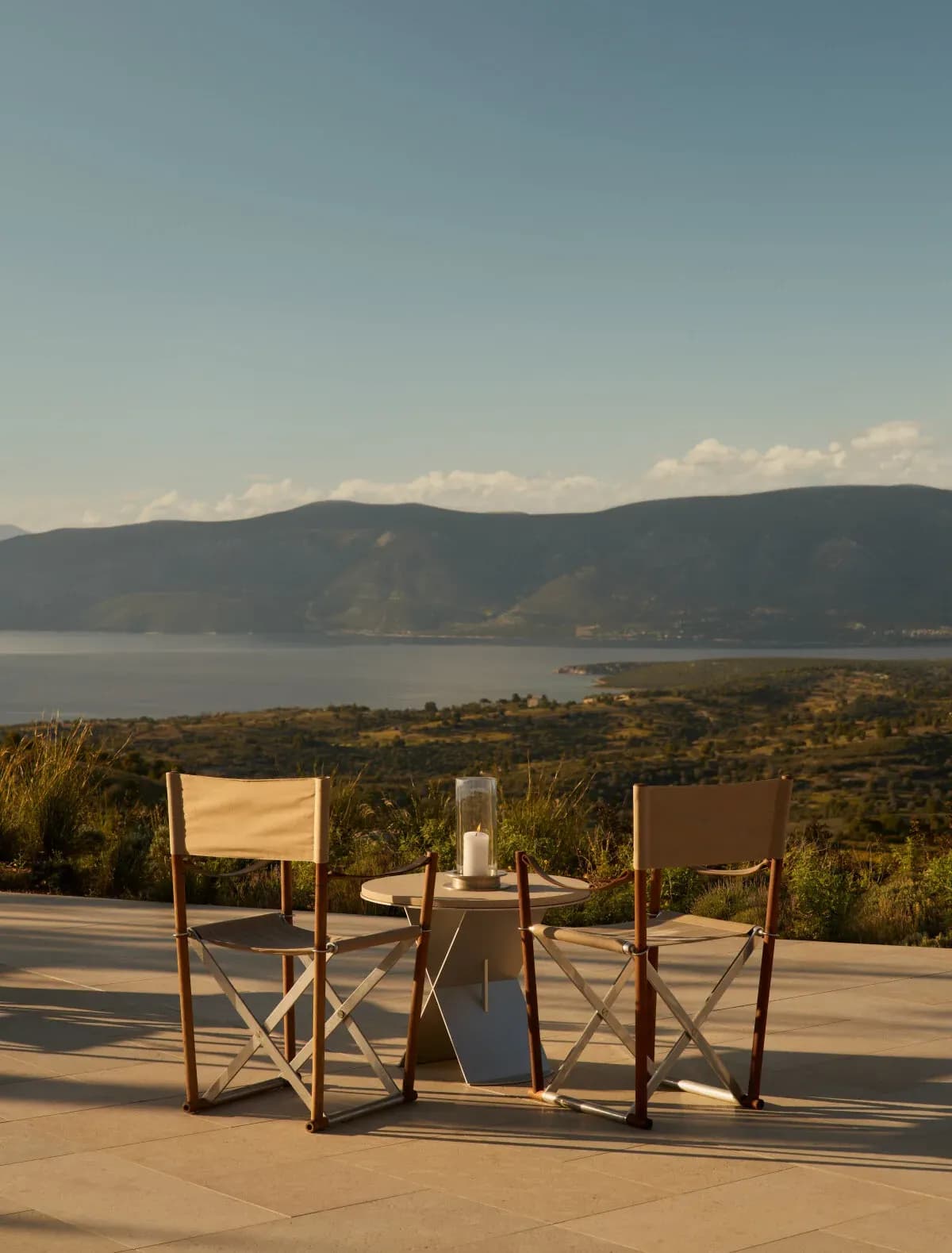 Amanzoe Resort – Terrasse über den Olivenhainen