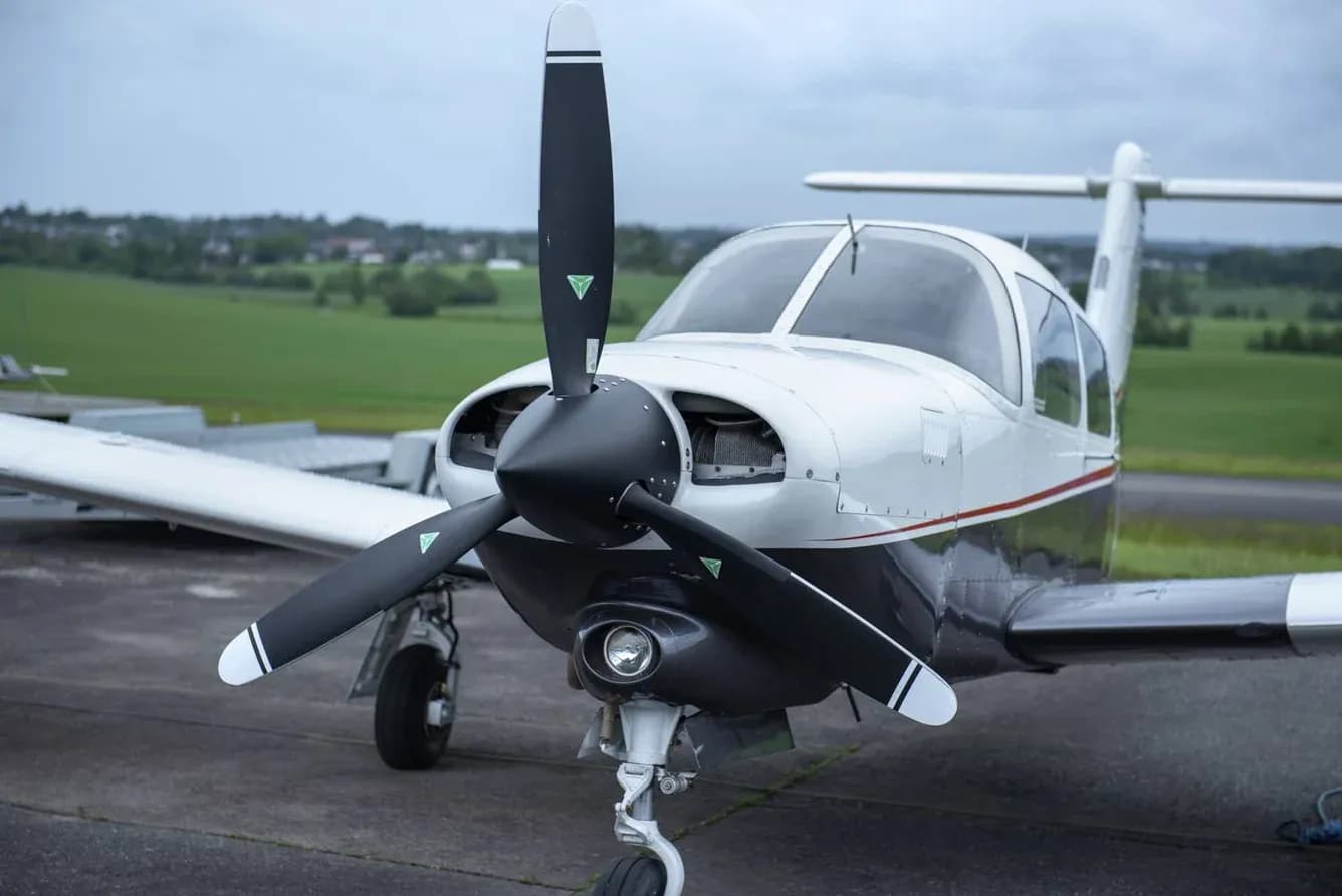 Piper PA-28 Turbo Arrow vor dem Abflug nach Milos