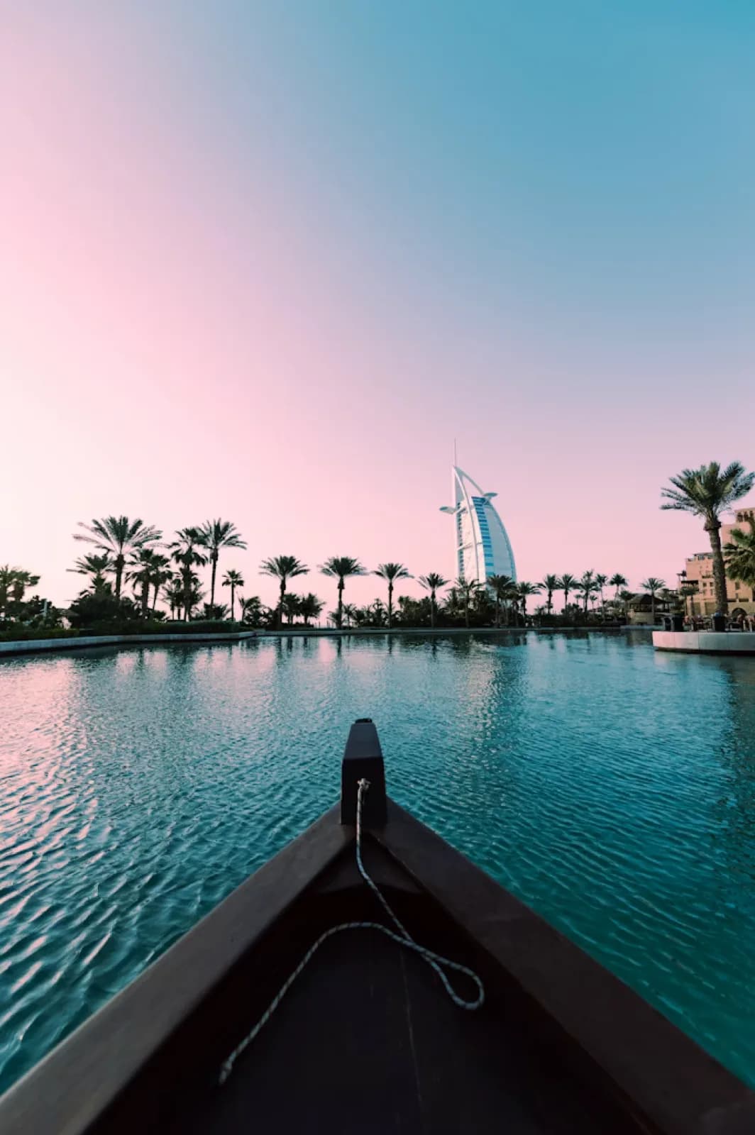 Dubai – Skyline im Sonnenuntergang mit Blick auf das Burj al Arab