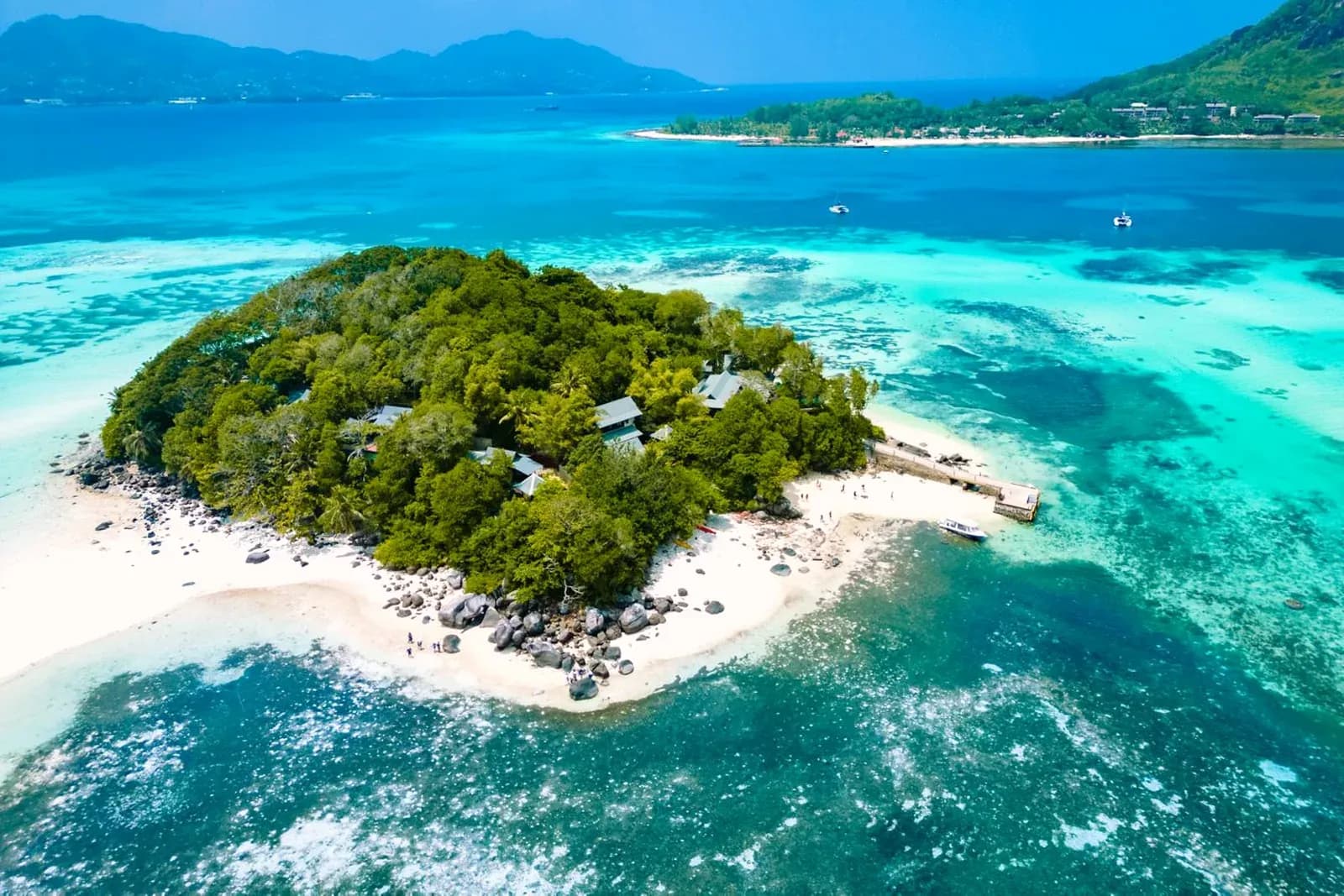 Granitfelsen und türkisfarbenes Wasser auf den Seychellen