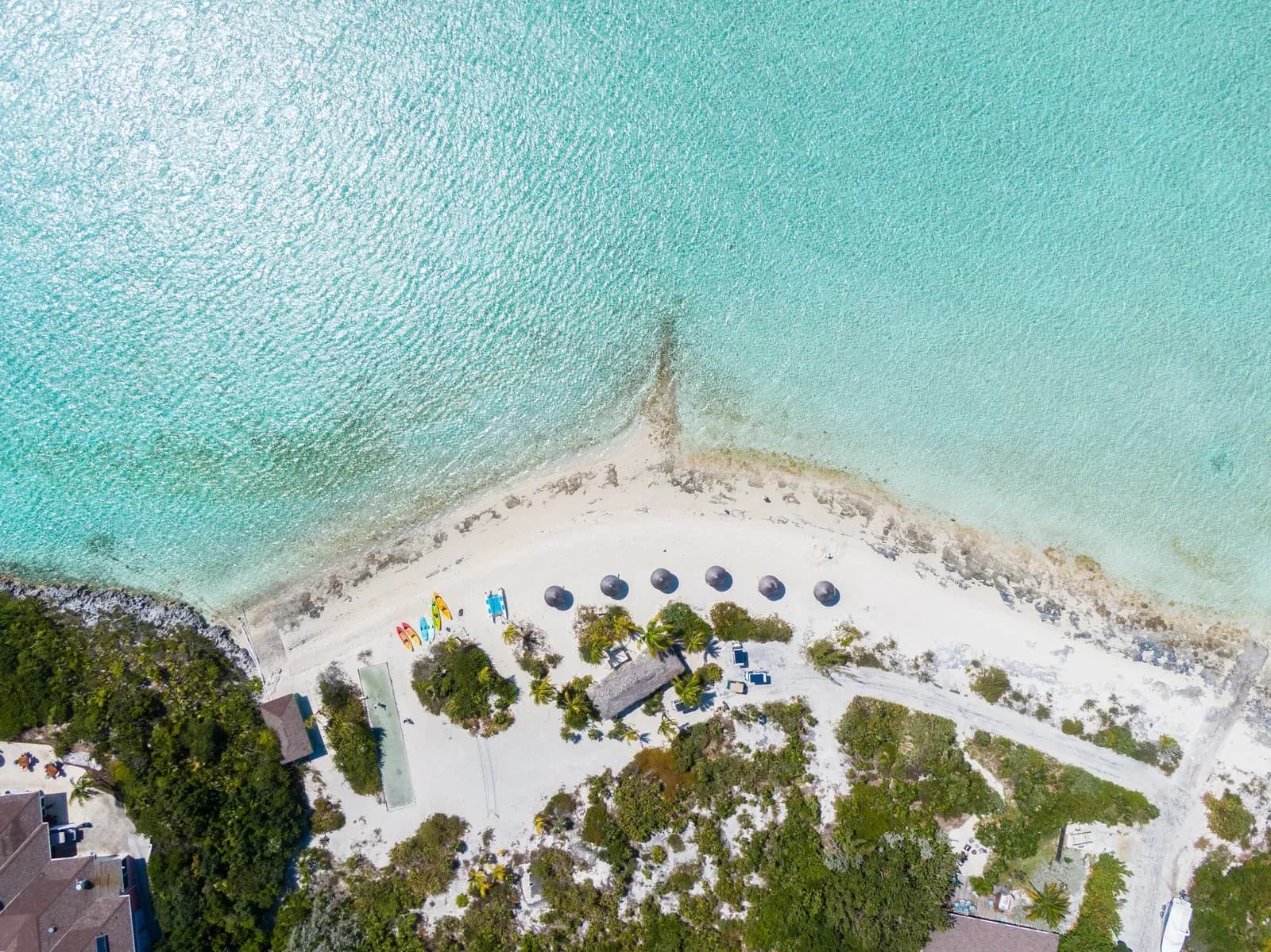 Strand mit Sonnenschirmen von oben