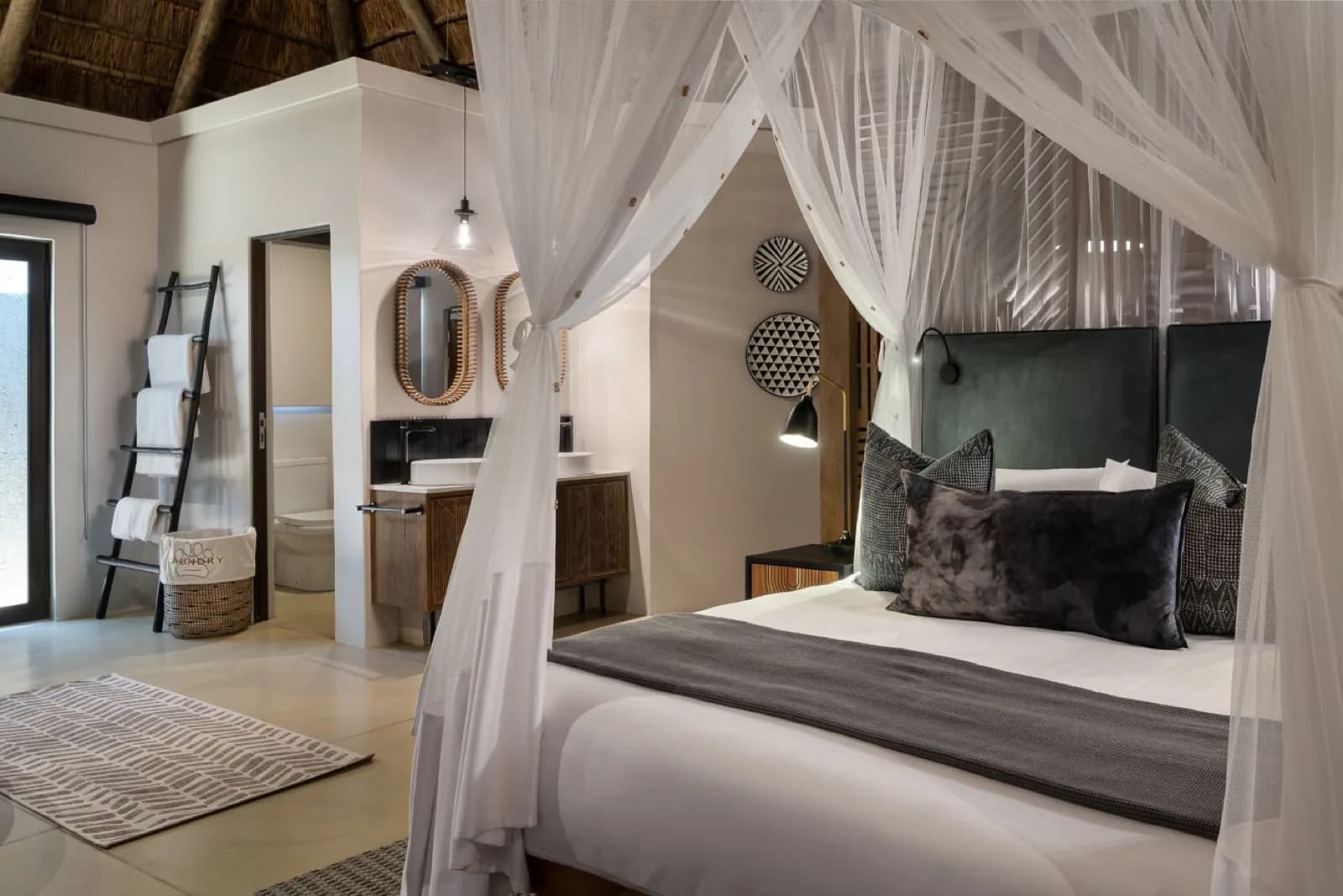 Leopard Sands Lodge – Suite mit Himmelbett unter dem Reetdach