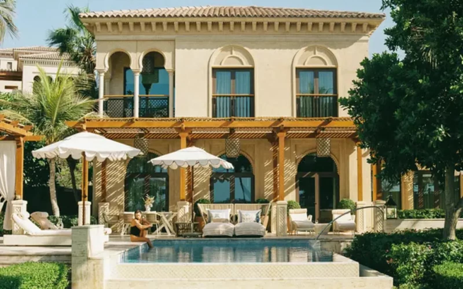 One&Only The Palm – Villa mit Arkaden und Pool im Garten