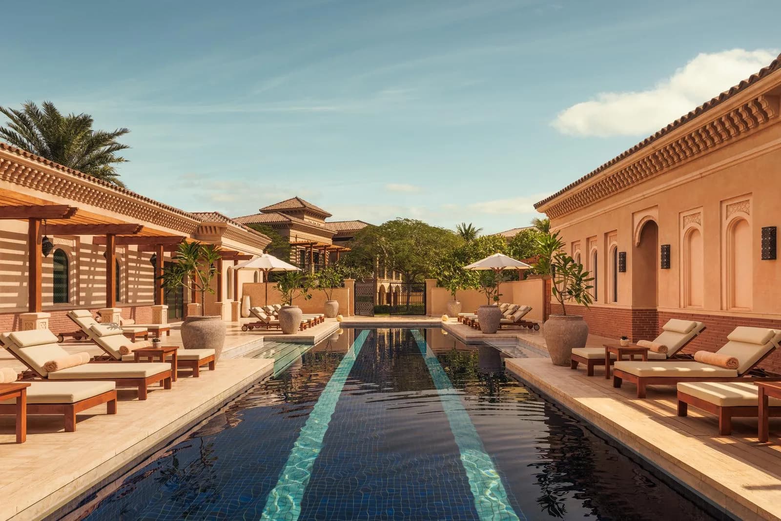 One&Only The Palm – Pool des Guerlain Spa zwischen den Arkaden