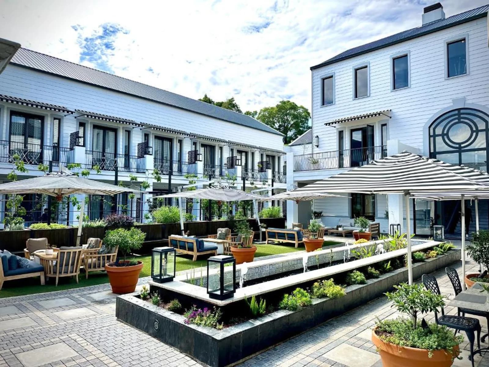 The Weinberg – Innenhof mit Pergolen und Sitzgruppen