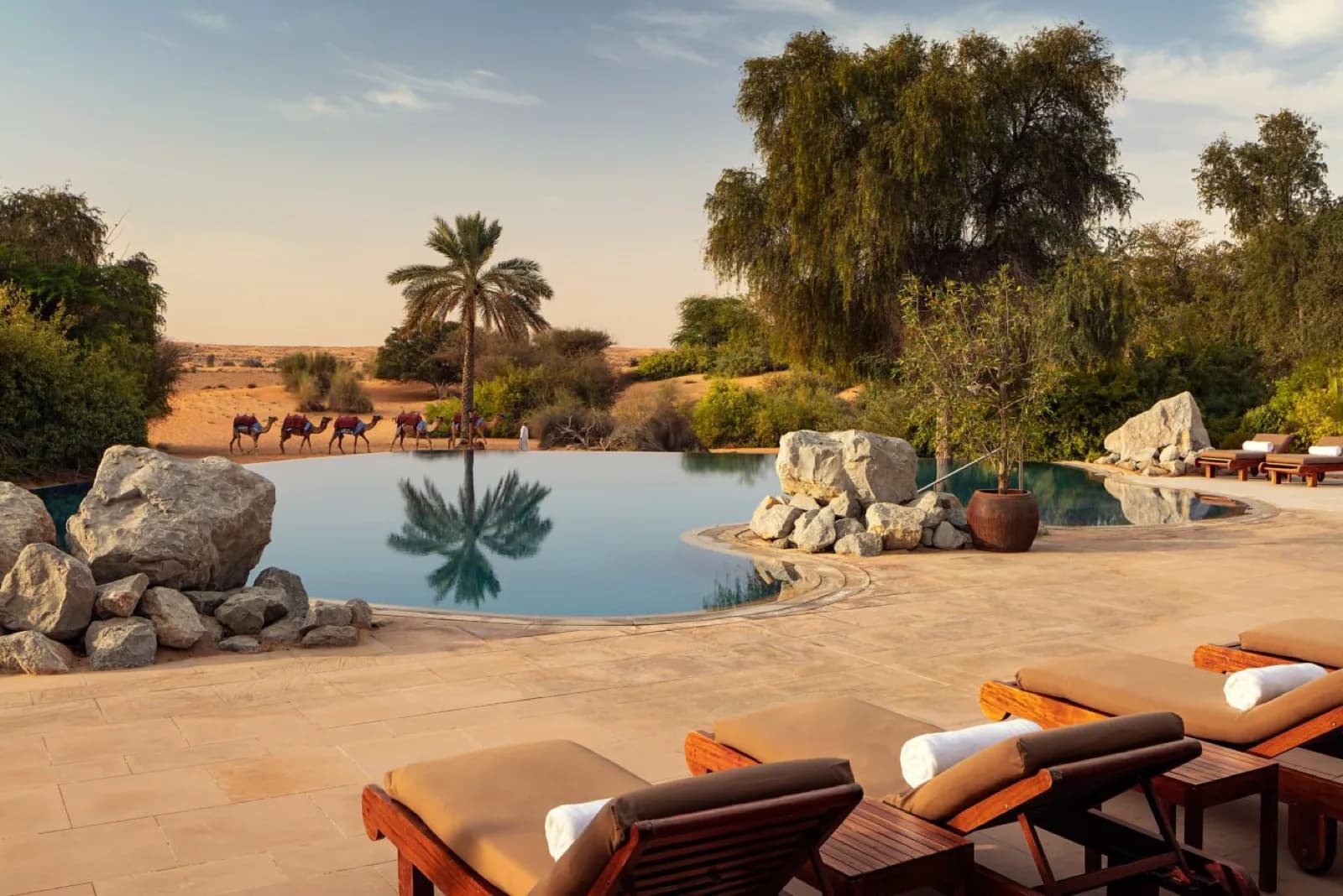 Al Maha – Blick vom Pool über die Senke in die Wüste