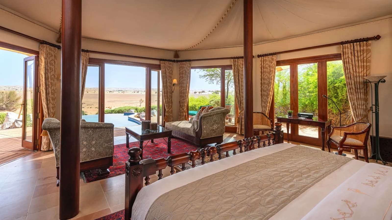 Al Maha – Suite unter dem Zeltdach mit Blick auf den Tauchpool