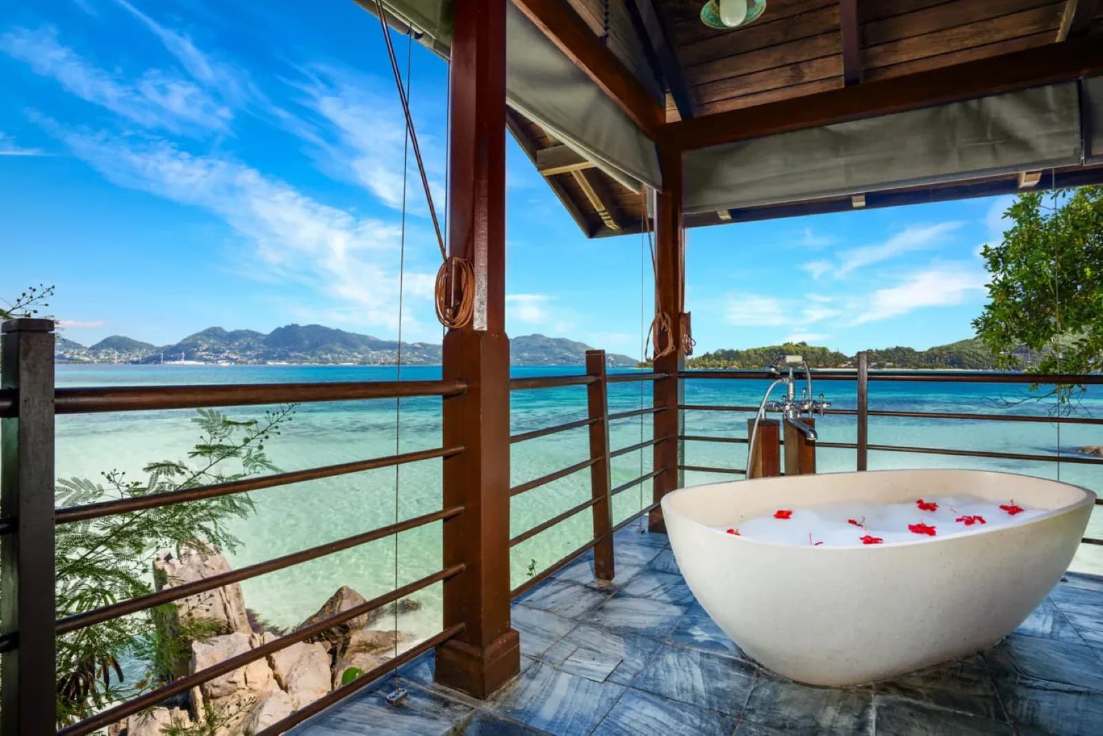 Enchanted Island Resort – Badezimmer mit freistehender Wanne