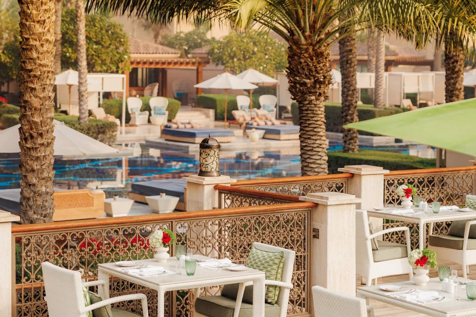 One&Only The Palm – Terrasse des Zest am Pool