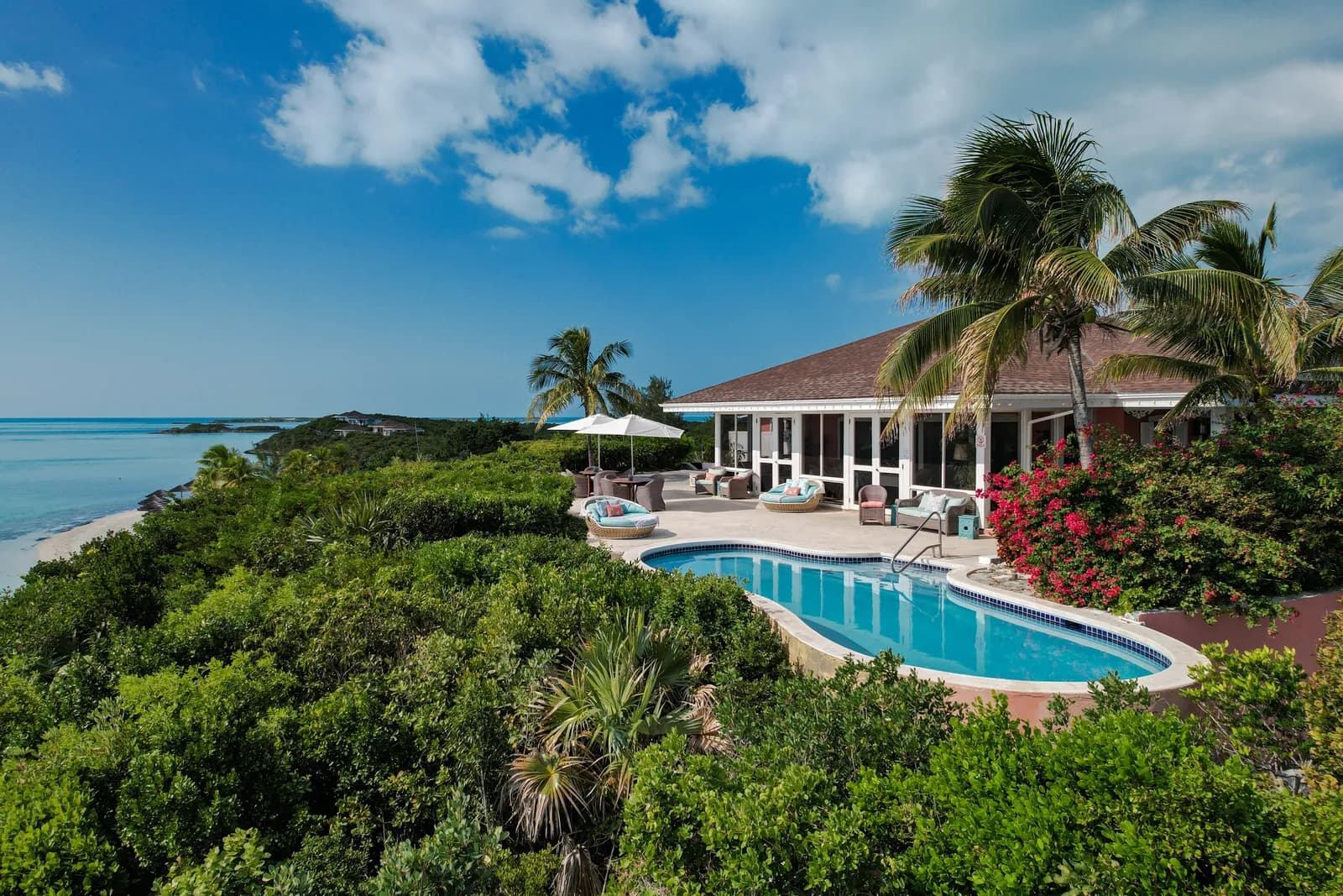 Das Hill House mit dem Süßwasserpool der Insel von oben