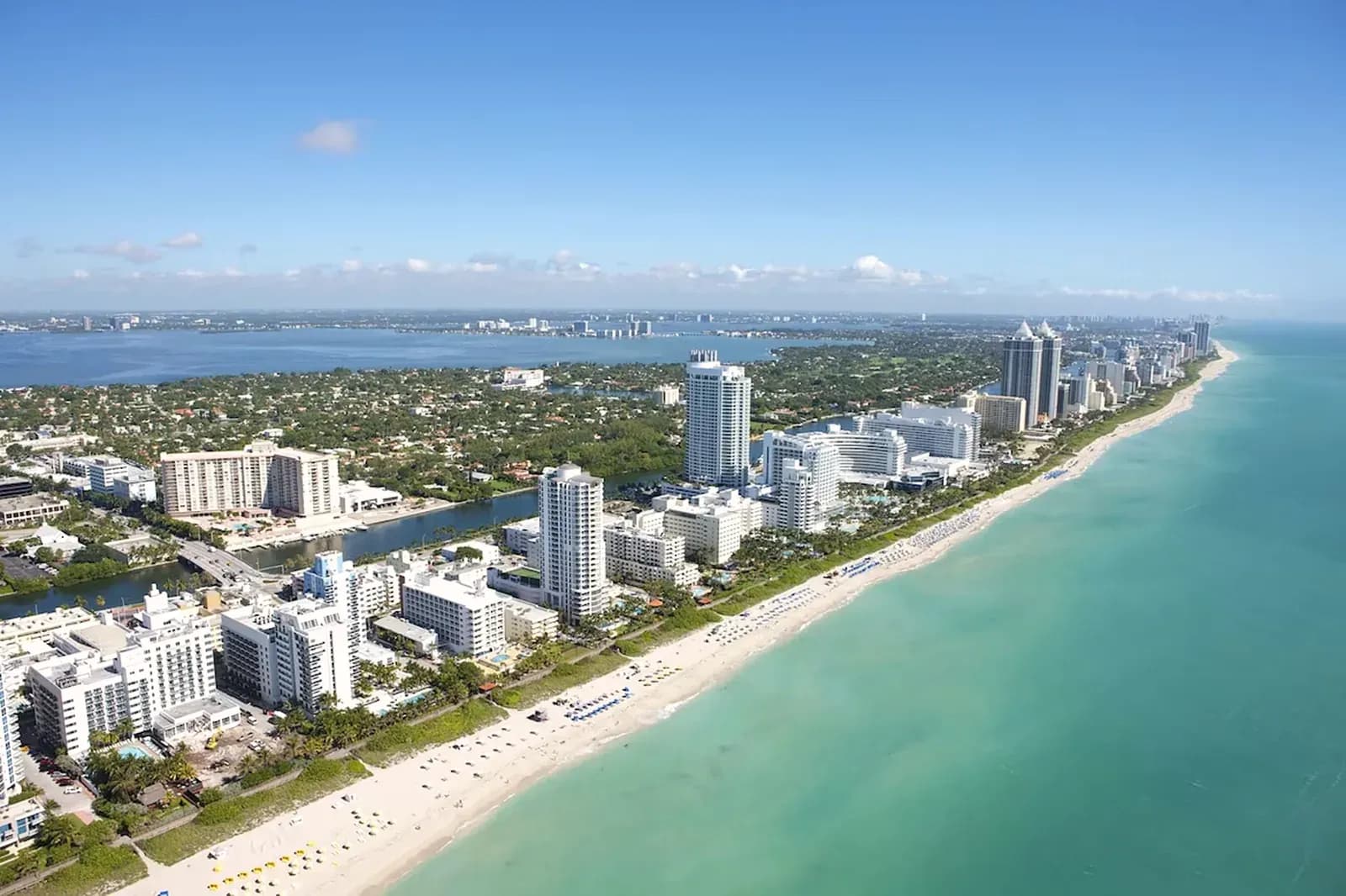 Miami Beach aus der Luft mit der Hochhauszeile entlang des Strandes