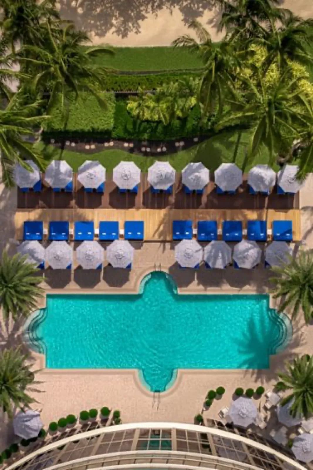 Pool, Cabanas und Strand des St. Regis Bal Harbour von oben