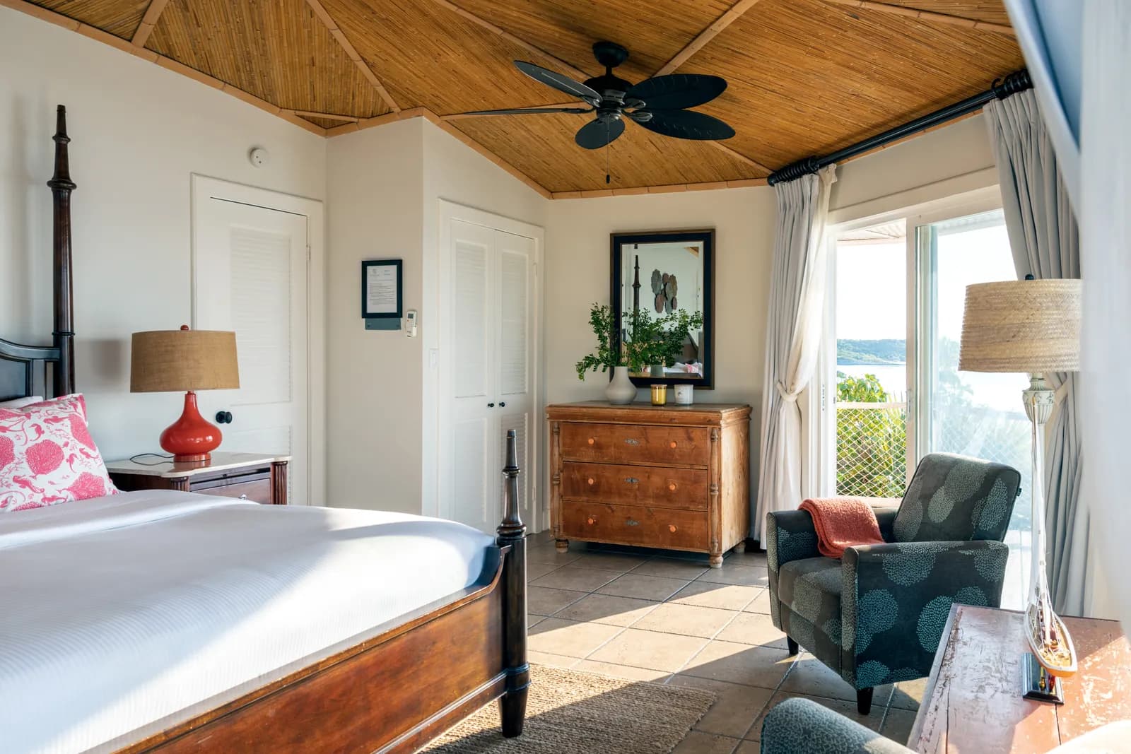 Villa Seabreeze – Schlafzimmer mit Pfostenbett unter der Holzdecke