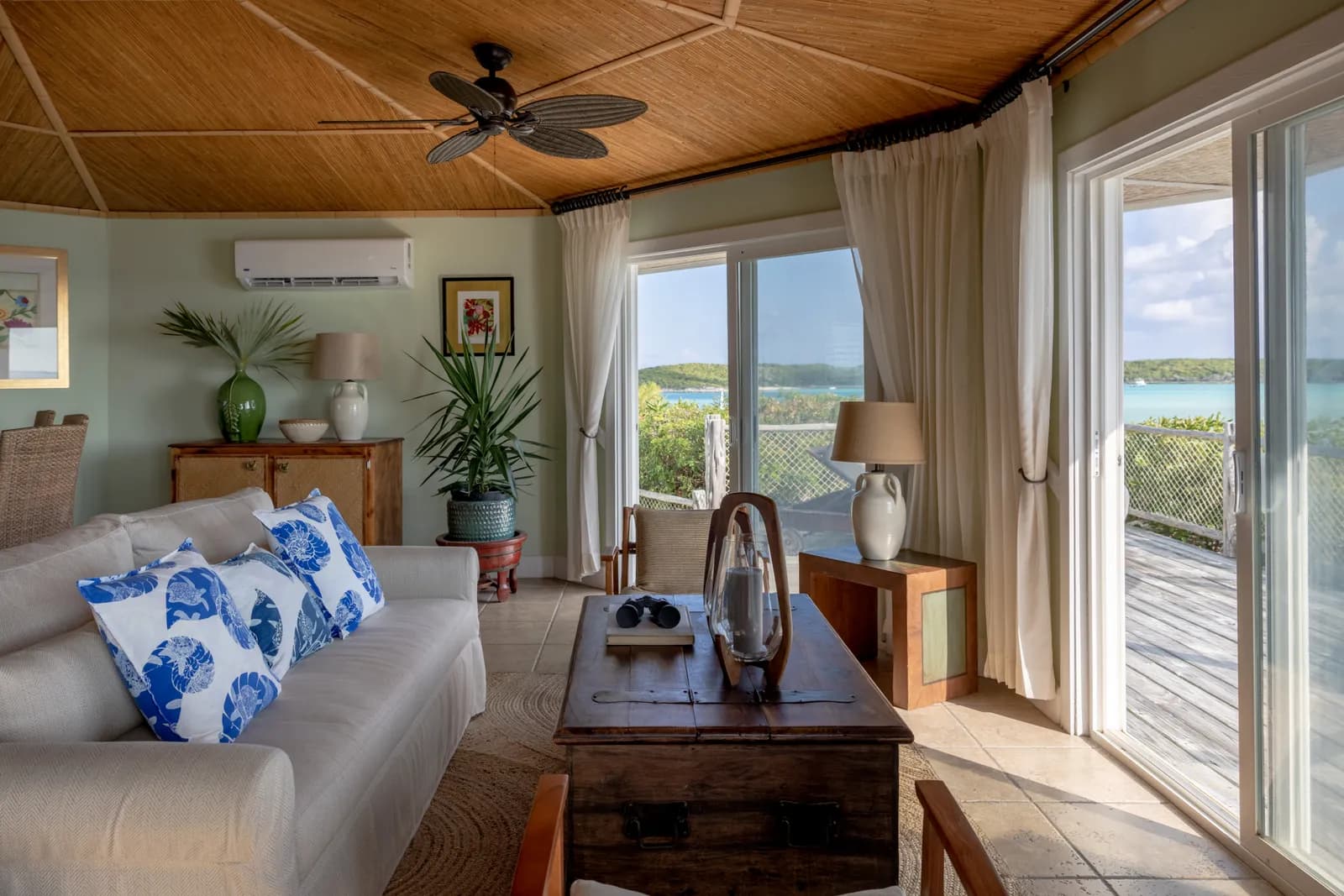 Villa Starlight – Wohnbereich mit offener Tür zur Terrasse