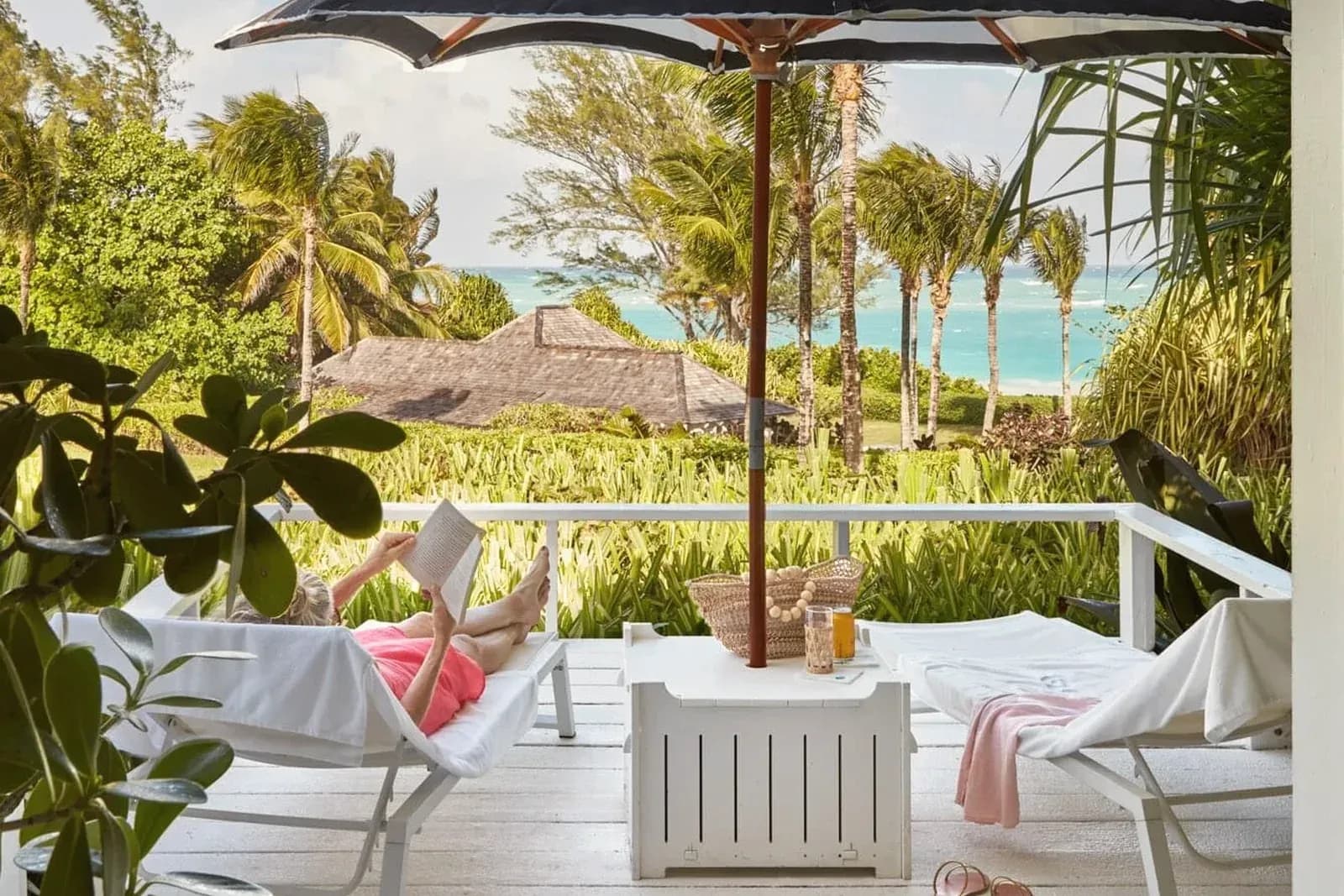 The Dunmore – Terrasse mit Blick auf den Pink Sands Beach