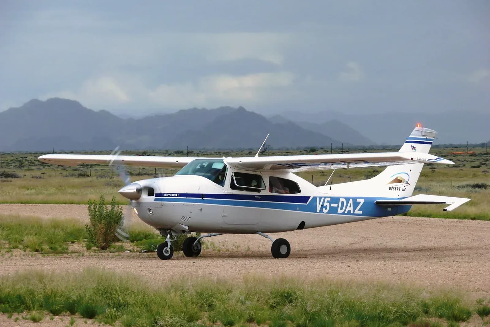 Cessna 210 auf einer Piste in der namibischen Weite